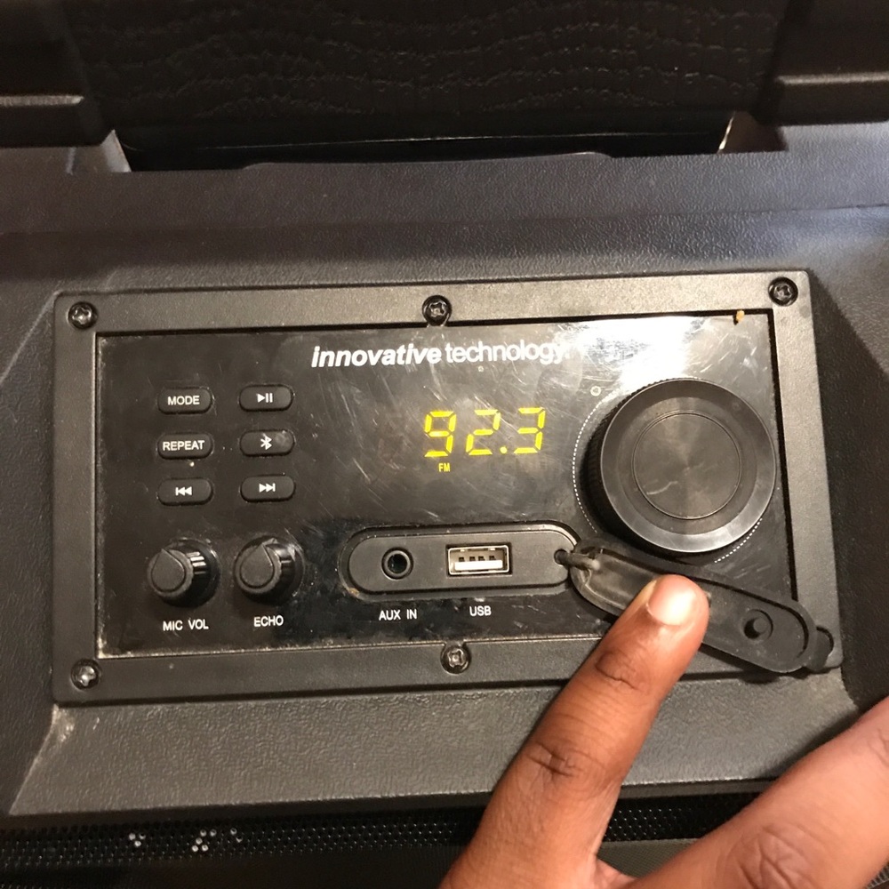 A Bluetooth speaker - Picture 3 of 5